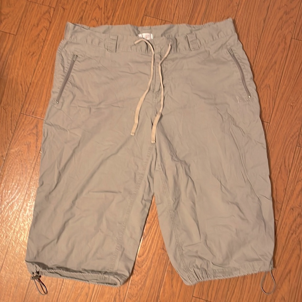 Danskin now capris pants, zipper/snap closure& 2 zipper pockets, size L-12/14